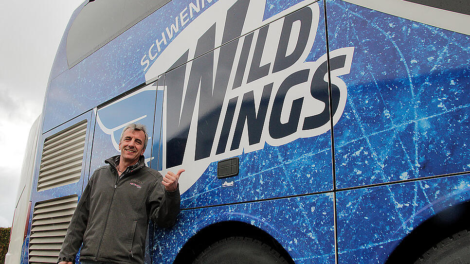 Seit vielen Jahren fährt die Firma Petrolli die Schwenninger Wild Wings zu Auswärtsspielen. So viel Komfort wie im neuen Mannschaftsbus ...