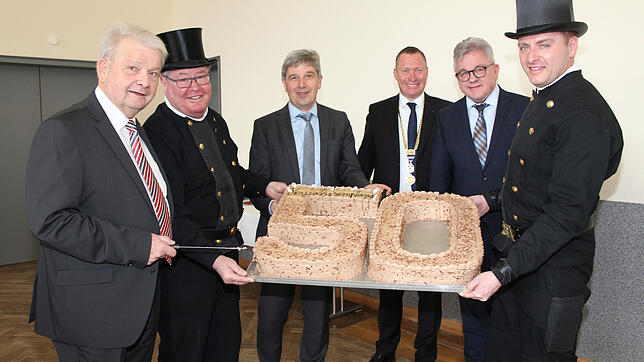 Eine von zwei Schornsteinfegermeistern als Glücksbringer hereingetragene Torte wird zum 50. Geburtstag des Immendinger Neujahrsempfangs ...