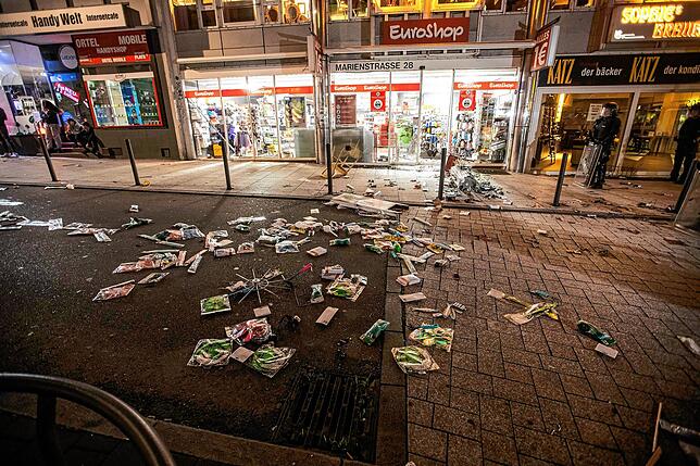 Gegenstände liegen nach der ersten Krawallnacht im Juni vor einem geplünderten Geschäft in der Marienstraße, im Zentrum der ...