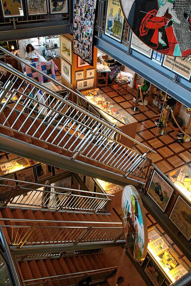 Treppen verbinden die Stockwerke des Museums und damit auch die Epochen der Firmengeschichte.