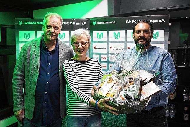 Mit einem Geschenkkorb wurde die langjährige FC 08-Jugendleiterin Bernadette Mangold (mitte) von Finanzvorstand Reinhard Warrle (links) ...