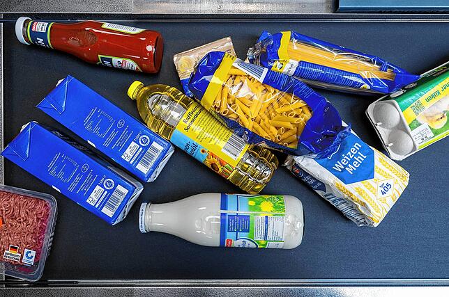 Lebensmittel liegen in einem Supermarkt an der Kasse auf dem Band. Um 12,7 Prozent sind Nahrungsmittel teurer geworden – im Schnitt.
