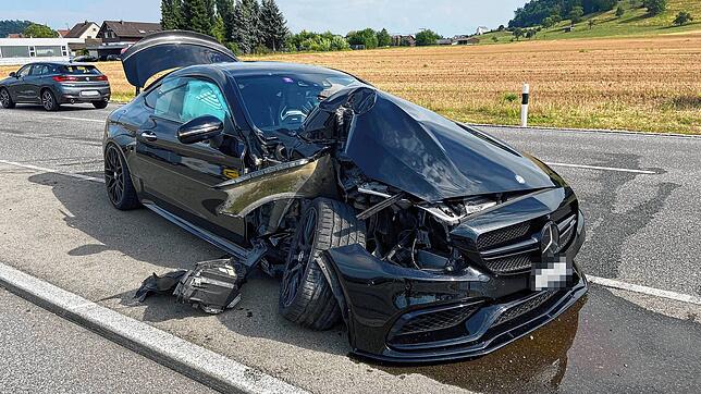Totalschaden: Ein Fahranfänger zerlegte bei einem selbst verschuldeten Unfall am Montag, 25. Juli 2022, in Schafisheim im Kanton Aargau ...