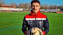 Brian Ernst, Spieler des Oberligisten 1. FC Rielasingen-Arlen, auf dem Kunstrasenplatz auf der Talwiese.