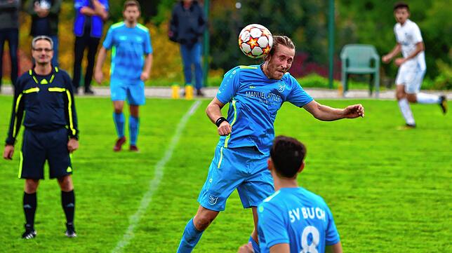 Jonas Albiez (31) lebt mit seiner Freundin Mara in Unteralpfen. Hier spielt er in seiner Freizeit gern Tennis und hat beim SV ...