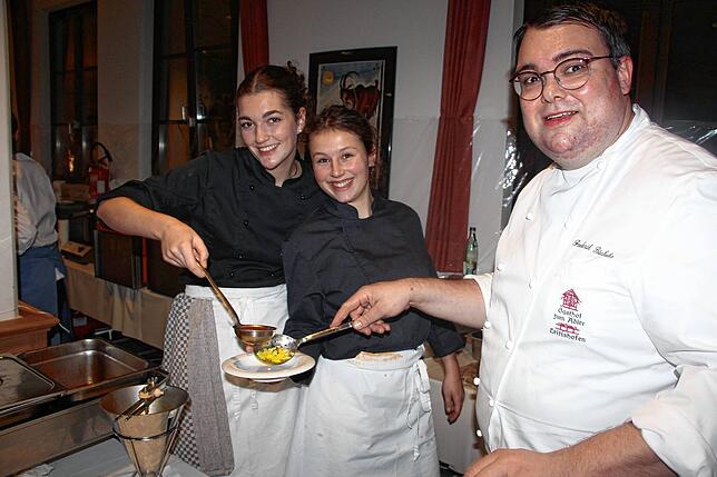 Sie waren mit Begeisterung dabei und servierten eine Fischsuppe Bouillabaisse Art (von links): Anna Huthmacher, Charlotte Krämer und ...