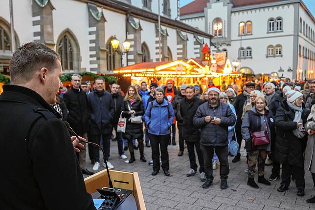 An rund 60 Ständen bieten die Beschicker vornehmlich kunsthandwerkliche Waren an. Hier sehen Sie die Bilder vom Eröffnungsabend.