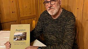 Günter Hoffmann präsentiert sein neues Werk „Augenlust“. Bild: Elisabeth Baumeister