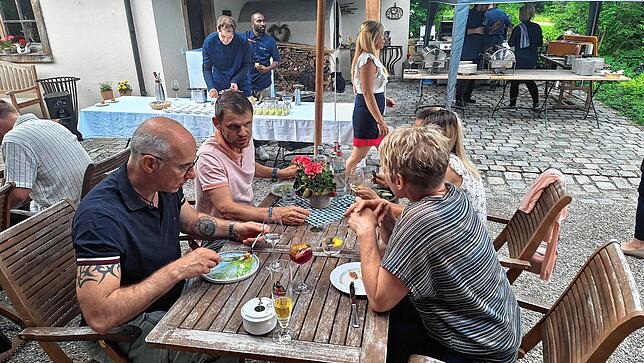 Bild 3: Glückliche und satte Gäste: Die erste Küchenparty im Schenkenberger Hof war ein kulinarischer Erfolg