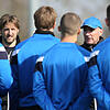 Timo Jankowski (links) beim Training mit den Profis der Grasshoppers Zürich zusammen mit Cheftrainer Carlos Bernegger. Bild: Siggi Bucher