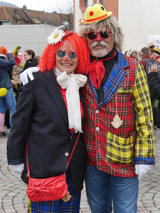 Schade, dass nicht mehr Zuschauer auf dem Münsterplatz so bunt verkleidet waren, wie diese beiden Clowns.