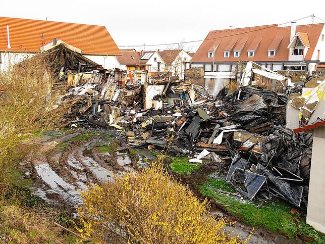So sah es am 9. April vor einem Jahr aus: Innerhalb weniger Stunden war die Schreinerei Rapp in Flammen aufgegangen. Ein siebenstelliger ...