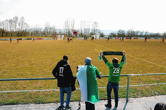 Engagement hinter der Seitenlinie: Simon Stengele und Marek Widenhorn (von rechts) feuern mit einem Kumpel ihre Jungs vom TSV Sipplingen an.