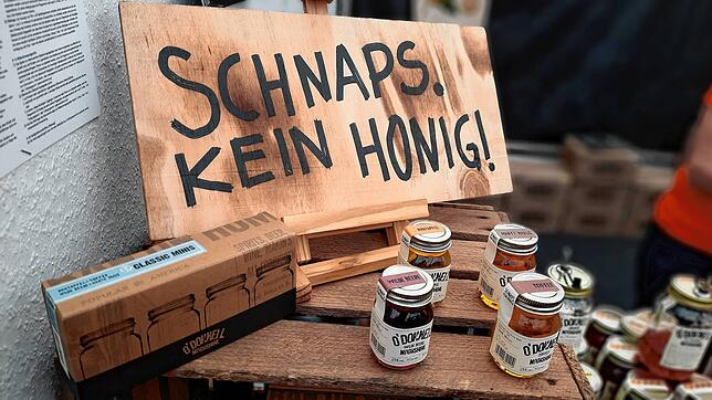 Schnaps, kein Honig! Das Hinweisschild am Stand soll eine der häufigsten Fragen von Besuchern gleich vorweg beantworten.