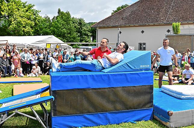 Bild 13: Bilder vom Hafenfest-Sonntag mit Turn-Show, Bürgermeister-Mutprobe und Flohmarkt (1)