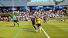 Das Lokalderby FC Schönwald gegen FC Schonach (schwarze Trikots) war mit 700 Zuschauern das Spiel mit den meisten Besuchern in der ...