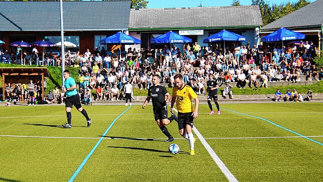 Das Lokalderby FC Schönwald gegen FC Schonach (schwarze Trikots) war mit 700 Zuschauern das Spiel mit den meisten Besuchern in der ...