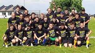 Die Spieler des SV Denkingen feiern mit Erfolgstrainer Bahadir Livgökmen (mittlere Reihe, Zweiter, von links) die Meisterschaft nach dem ...