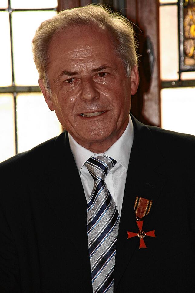 Im Jahr 2007 erhielt Hans Bommer das Bundesverdienstkreuz. Vorgeschlagen hatte ihn der ehemalige Ministerpräsident von ...