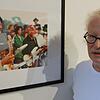Kurator Reinhard Schultz vor einem Foto von Jimi Hendrix in der Ausstellung &bdquo;50 Jahre Woodstock&ldquo; in der Villa Berberich.