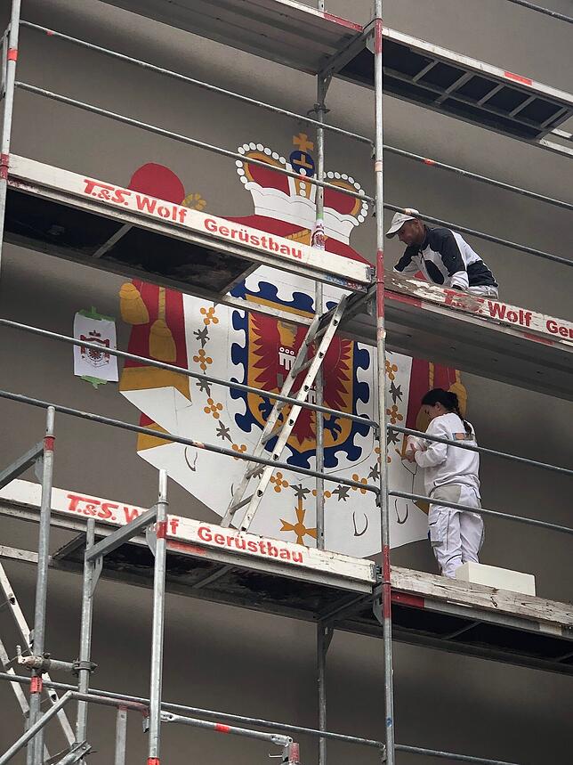 Farbe für Farbe nimmt das Wappen der Hofapotheke langsam gestalt an.