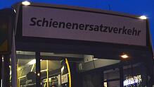 Während der Elektrifizierung der Südbahn ein in der Region inzwischen bekannter Anblick: Schienenersatzverkehr-Busse. (Archivbild)
