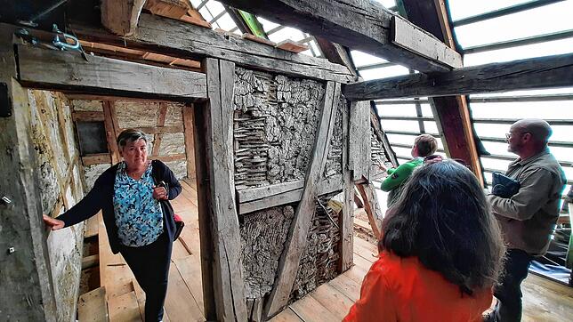 Die Wände zeigen auch hier die Baugeschichte des Hauses.