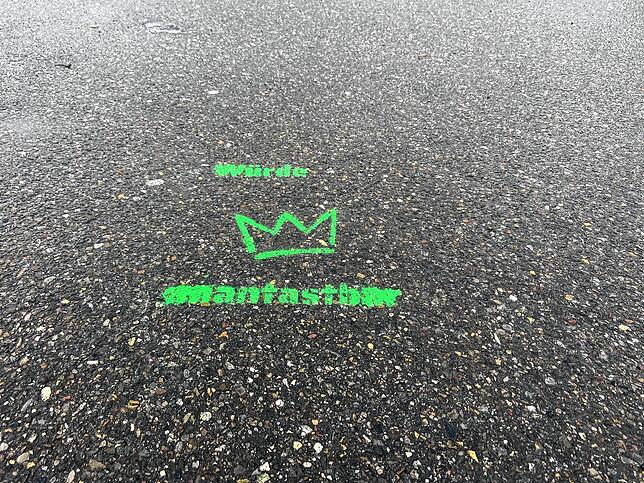 Graffiti auf dem Dillplatz, die als Sachbeschädigung gelten.