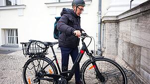 Seine Entlassungsurkunde als Bundesminister holte sich Cem Özdemir auch wieder mit dem Rad. (Archivbild)