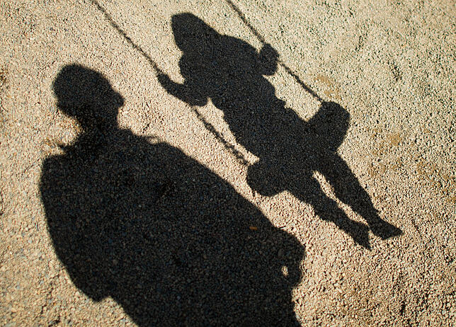 Der Schatten von einem Mann und einem schaukelnden Kind: Häufig stammen die Täter aus dem sozialen oder sogar familiären Umfeld des ...