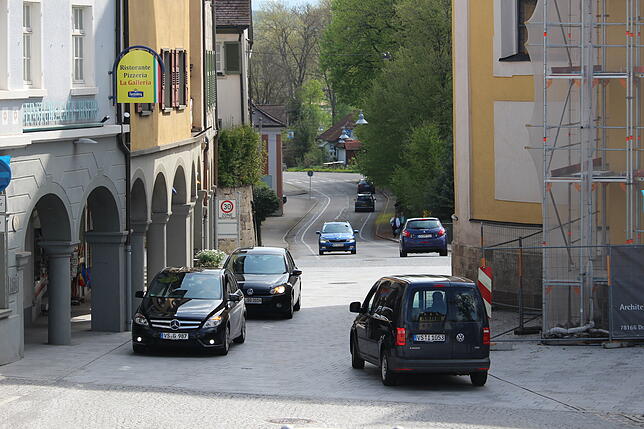 Ein Bild aus vergangenen Tagen: Am 24. April des vergangenen Jahres fließt der Verkehr hier noch in beide Richtungen. Ein Tag später ...