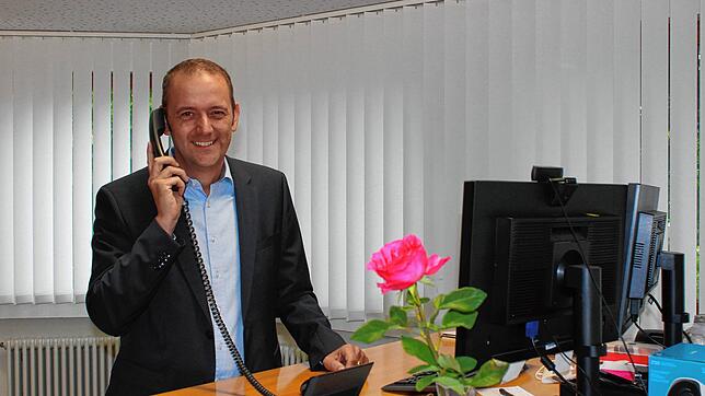 Bürgermeister Stefan Keil hat sich gut in sein neues Amt eingewöhnt. Viele Bürger rufen an, um ein Anliegen vorzubringen. Seit Juli hat ...
