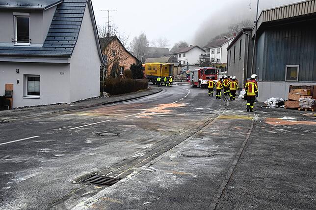 Hier lag nachts der verunglückte Anhänger mit Gefahrgut.