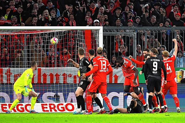 Bayerns Dayot Upamecano (Mitte r) erzielt den Treffer zum 1:0.