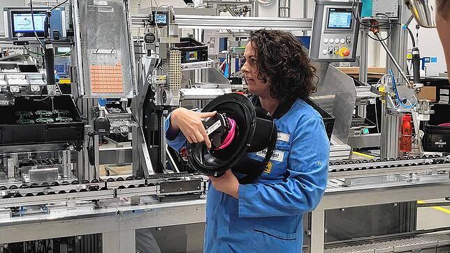 Werkleiterin Natalie Stich erläutert den SÜDKURIER-Gewinnern den Aufbau eines der Großventilatoren, die seit Kurzem im Werk im ...