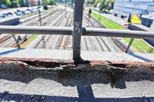 Unterhalb des Geländer hinterlässt der Rost seine Spuren.