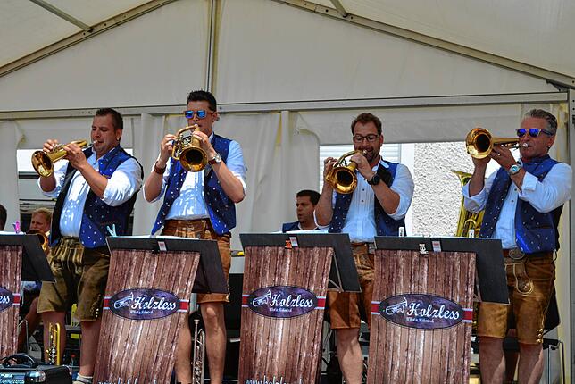 Stimmungsvolle Unterhaltung mit „Holzless – What a Böhmisch“, wie hier auf dem Stadtfest 2019, gibt es am Sonntag auf ...