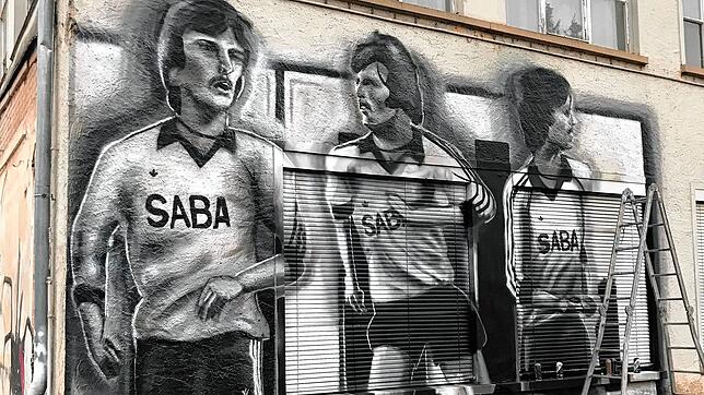 Der Graffity-Künstler Jonas Felinger hat auf dem Villinger Saba-Areal im Januar 2022 den ehemaligen FC 08-Torjäger Dirk Brünker (links( ...