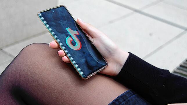 Mit der Videoplattform TikTok kann man sehr viel Zeit verbringen. Millionen von Jugendlichen haben sie auf ihren Handys installiert.