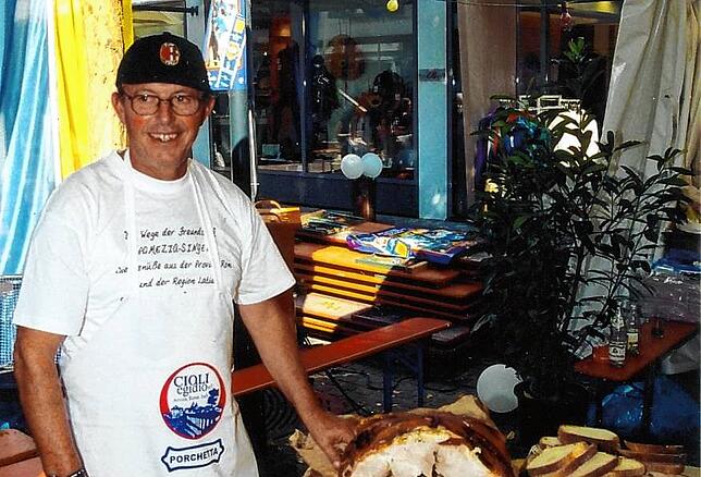 An die Porchetta beim Singener Stadtfest 2004 erinnerte sich Dieter Dufner vom Freundeskreis Pomezia leidenschaftlich.