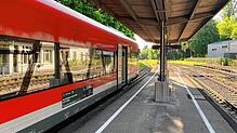 Bitte noch warten: Ein Zug wartet aufgrund der technischen Störungen am Montagmorgen am Bahnhof Überlingen-Therme auf die Weiterfahrt.