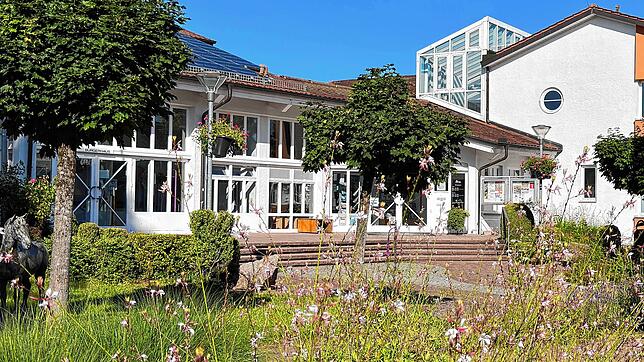 Das Dach des Bürgerhaus in Moos (linkes Gebäude) soll komplett erneuert werden.