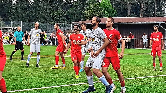 Trotz Überzahl mussten die Geisinger (rotes Trikot) lange um die drei Punkte bangen, holen aber am Ende verdient den Auswärtssieg beim ...