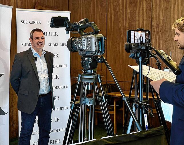 Hinter den Kulissen der Dreharbeiten für die Podiumsdiskussion zur Bürgermeisterwahl im Klettgau. Hubert Behringer stellt sich den ...