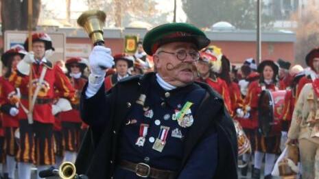 Heinz Schwenninger wie man ihn in der Fasnet kennt und wie er in seiner Rolle als Markdorfer Narrenbolizist leibt und lebt. Bild: ...