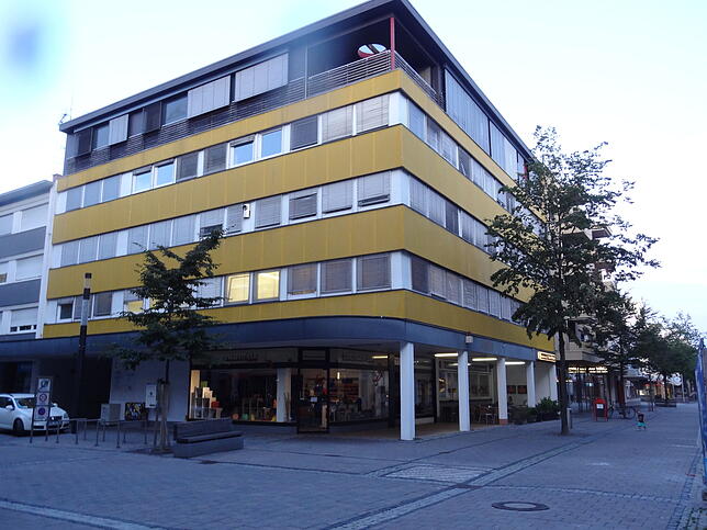 In der Scheffelstraße 22, Ecke Schwarzwaldstraße befand sich bis 1974 das Gasthaus „Blume“. Auch im Neubau wurde wieder ein ...
