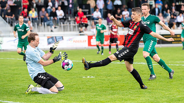 Langes Bein: Almin Mislimovic blieb beim 2:1-Erfolg des FSV Rheinfelden gegen die Spvgg. Untermünstertal ohne Torerfolg. Gäste-Torwart ...