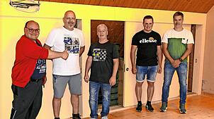 Den Daumen nach oben zeigt Ortsvorsteher Martin Schneider (links). Neue Schiebetüren für die Wandschränke in der Turnhalle installierten ...