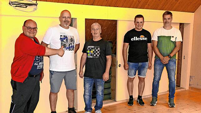 Den Daumen nach oben zeigt Ortsvorsteher Martin Schneider (links). Neue Schiebetüren für die Wandschränke in der Turnhalle installierten ...