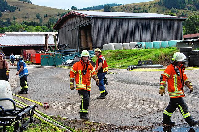 Bild 16: Scheune brennt: Bilder vom Großeinsatz der Feuerwehr in Bernau-Goldbach
